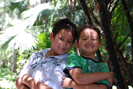 2 cậu con trai của MC Anh Tuấn và người vợ mang quốc tịch Australia – Lisa. Alex (tên Việt: Vũ Quang Huy) và Henry (tên Việt: Vũ Quang Thắng).